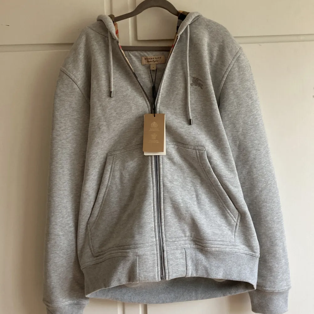 En oanvänd Burberry Hoodie i strl Medium men passar nog en liten Large. Riktigt skönt tyg och snygg design. Trendigt plagg som passar till allt. Priset kan diskuteras vid smidig affär. / Mvh. Hoodies.