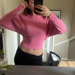 STICKAD TRÖJA - Rosa stickad tröja från Gina med en ”åtsittande midja”! Köpte på Sellpy för 200kr men har inte kommit till användning, perfekt till sommaren!