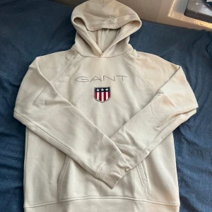 Gant hoodie - Har haft den runt 1 år men användt den max 5 gånger så den har inga skador. Fråga om ni har frågor