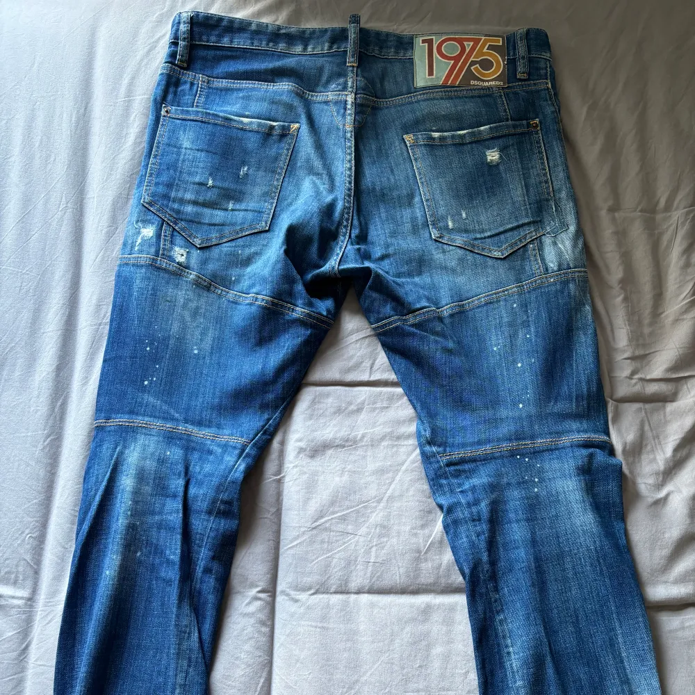 Blå Dsquared2 jeans (äkta),storlek 52(XL), användas fåtal gånger, bra skick, pris kan diskuteras vid snabb affär. . Jeans & Byxor.