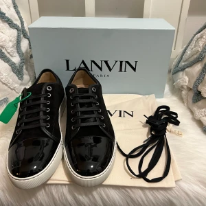 Lanvin skor - Lanvin dbb1, i den klassiska svarta med glansig cap toe. Storlek 9 vilket motsvarar 43/44, beroende på hur man gillar att de sitter. Helt nya, med låda, dustbags och nya snören. Garanterad äkthet🙌. Nypris: 4500 SEK  Bud från: 3199 SEK