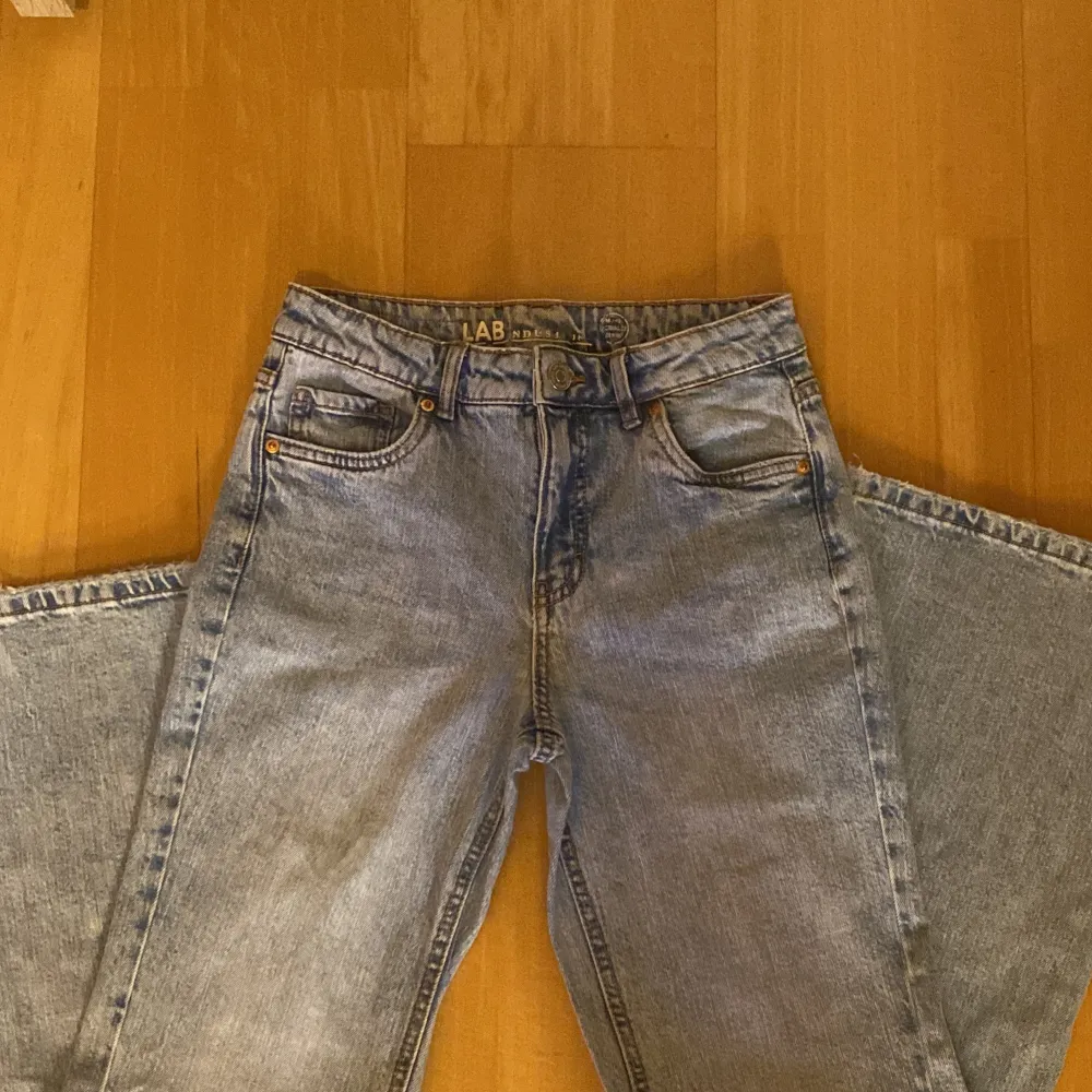 Såljer mina jeans från kappahl,sparsamt använda💗 Nypris 400 säljer för 150💗. Jeans & Byxor.