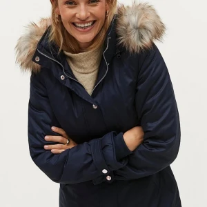 Vinter/Vår jacka - Bra skick, har haft mer än 4 månader i min garderob utan att jackan har användas. Ser ut exakt som bilden men lite annan modell. Säljer billigt för ej använd.