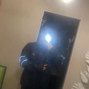 NWT Vintage 1991 Nike International Windbreaker  - NWT Vintage 1991 Nike International Windbreaker - Anledningen för att jag säljer den är för att den är inte riktigt min stil längre.  obs: första gången jag använder plick för att sälja något, behöver du flera bilder så säg till. 