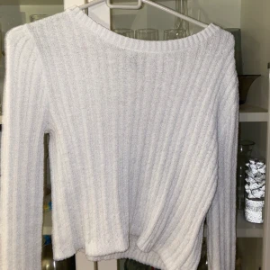 vit stickad tröja  - en fin vit stickad tröja, den är lite kort vid magen och har utsvängningen vid slutet av armen. Jag har sytt upp den lite vid utsvängningen för att innan tyckte jag att den va lång, men det är något du kan ta bort om du inte vill ha den.