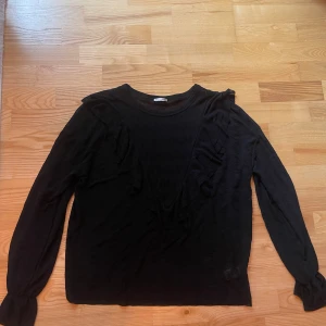 Blus  - Gullig blus med volang detaljer som blivit så inne nu igen. Super fint skick knappt använd. Lite oversize i storleken och sitter super fint på. Storlek S men passar även en M 