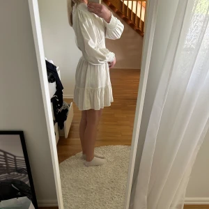 Linneklänning💕 - Vit linneklänning från Zara i storlek 36, skulle säga att de passar även en 38✨ 