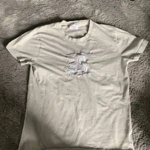 Hej säljer min Äkta burberry t-shirts den är i bra skick ingenting sönder, köpt för 2500kr säljer för 450kr pris kan diskuteras. Size S Färg Grå 