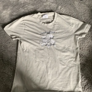 BURBERRY t shirt  - Hej säljer min Äkta burberry t-shirts den är i bra skick ingenting sönder,  säljer för 400 kan sänkas . Size S Färg Grå 