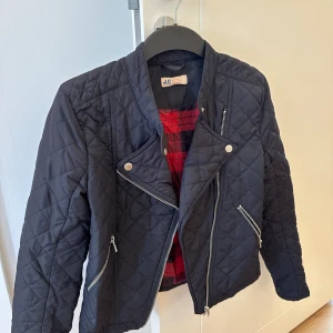 Svart kort jacka 🖤 - Säljer denna jacka ifrån h&m i storlek 36 i nyskick 