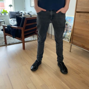 Nudie Jeans - Tjenare! Säljer dessa feta Nudie Jeans, dem är i perfekt skick. Skriv för fler frågor eller funderingar! Nypris 1600kr