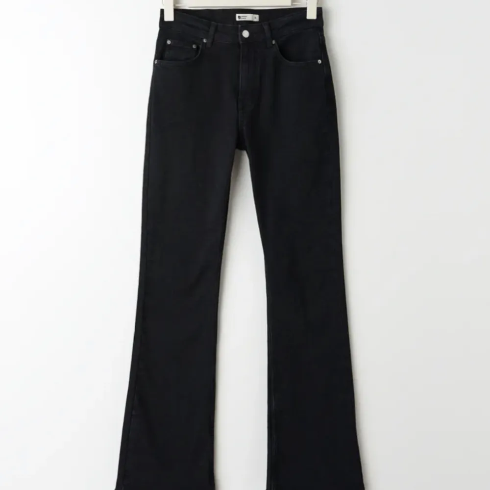 Mid waist flare jeans från Gina tricot, storlek 32 och i längden petite. Längden passar om du är 160 o under, funkar även mig som är 164. köpta för 500, kom privat för fler bilder💗. Jeans & Byxor.