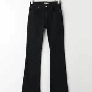 Mid waist flare jeans från Gina tricot, storlek 32 och i längden petite. Längden passar om du är 160 o under, funkar även mig som är 164. köpta för 500, kom privat för fler bilder💗