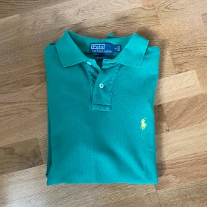 Ralph lauren piké  - Hej! Säljer nu denna schyssta ralph lauren pikén. Toppen skick utan några defekter. Storlek s/m. pm✉️ för bilder mm.