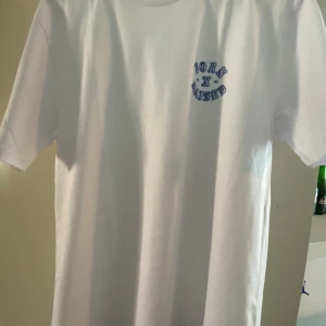 Born X Raised tröja  - Köpt på Born X Raised egna hemsida för retail pris Limiterad tröja i minne av Born x Raised ägare  Pris kan diskuteras  Helt ny  Skickas med allt som skickades till mig  