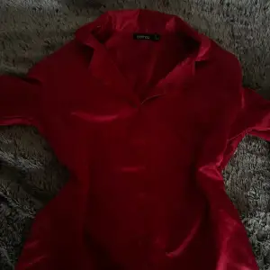 Säljer detta fina röda silkes settet från Boohoo, som är i nyskick. Orginal pris: 399 kr❤️
