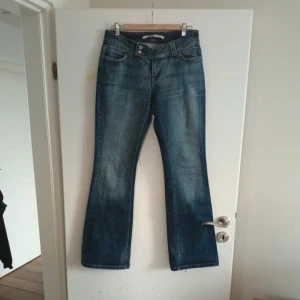 Lågmidjade bootcut jeans  - Jeans från only i väldigt god skick, det finns små slitningar på botten men det är nog inget man märker direkt (se bild 5)😊Det står att storleken är 42/ XL men de passar inte mig som brukar ha L/XL, så kanske om man har storlek 38/40. Skriv för mått💕