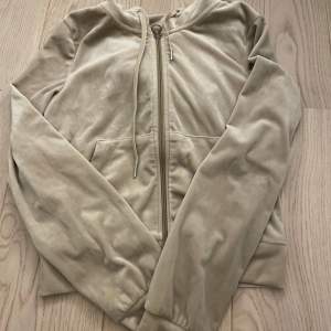 Säljer denna beigea zip hoodien i sammet från Gina Tricot. Säljer då den inte kommer till användning längre. Den är i fint skick och bara använd fåtal gånger. 