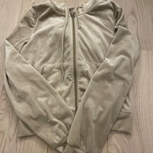 Zip hoodie  - Säljer denna beigea zip hoodien i sammet från Gina Tricot. Säljer då den inte kommer till användning längre. Den är i fint skick och bara använd fåtal gånger. 