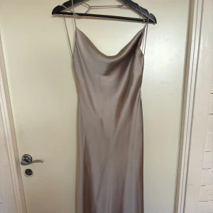 Jättefin klänning från Zara - Jättefin champange färgad silkes klänning från Zara! Lång och öppen i ryggen💞 Helt oanvänd, endast testad. Säljer pga lite för stor för mig❤️ köparen står för frakt! Passar perfekt till t.ex bal