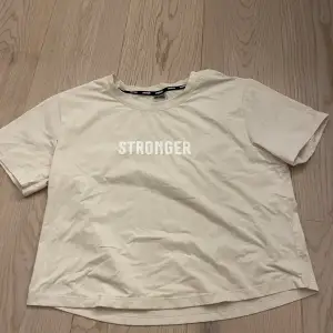 Säljer denna beigea tränings t-shirten från Stronger då den inte kommer till användning. Den är i fint skick och bara använda ca 2 gånger. 