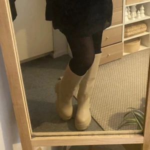 Snygga knähöga boots i storlek 38🌷🫶🏻 - Använda endast en gång