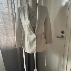 Kavaj H&M  - Snygg kavaj från H&M i stl 34.