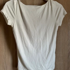 Lowback - Vit lowback t shirt från Gina, helt oanvänd, storlek M🤍