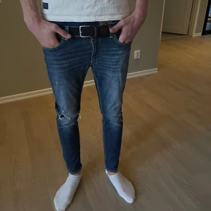 Dondup jeans - Dondup jeans Feta dondup jeans, fint skick. Storlek 30. Tveka inte på att höra av dig vid funderingar! Mvh Re:New Closet