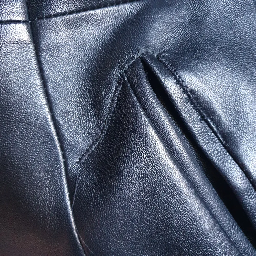 Kappa I mjukt läder, har blivit lagad vid ena fickan (bild 2) och finns subtil ljusare fläck på baksidan (bild 3) säljer då den är lite för stor för mig :') totallängden är 130 cm och är 40 cm i axelbredd. Jackor.