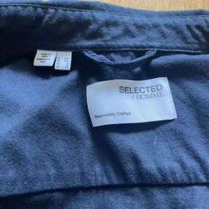 Blå overshirt Selected Homme - Säljer nu denna pga av att den är lite stor. Använd Max 5 gånger. Nypris 799. Skick 9,5/10