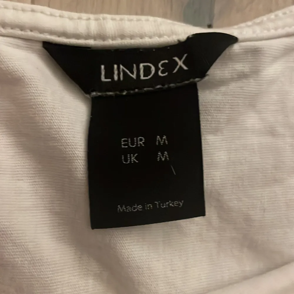 Vit kortärmad tröja i storlek M från Lindex. Toppar.