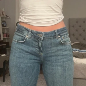 Blå Jeans! - Snygga jeans som jag ska sälja nästan oanvänt och fin! Säg till om du vill diskutera någonting! 