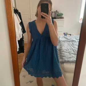 Mini klänning - Så söt mini klänning som jag köpt second hand! Står inget märke eller storlek på den, men skulle uppskatta att det är en xs! 