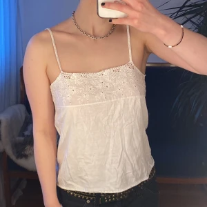 Vitt linne - Snyggt vitt linne🤍 Super skönt och mjukt tyg som man inte svettas i. Märket är okänt. Passar S eller XS bra. Köpare betalar frakt🤝