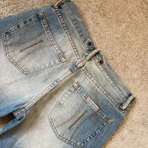 Säljer ett par Jätte fina lågmidjade  blå jeans från Fornarina i storlek 26  inga märken eller hål är som helt nya! Jätte fina till sommaren med diamanter(går att klippa bort  diamanterna)säljer dom för dom är lite för korta kan mötas upp i Skyttehom