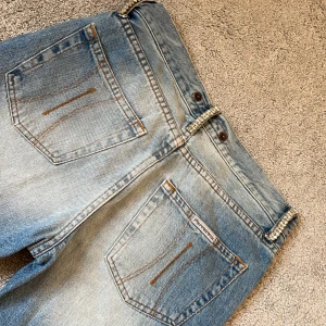 Fornarina Lågmidjade bootcut jeans  - Säljer ett par Jätte fina lågmidjade  blå jeans från Fornarina i storlek 26  inga märken eller hål är som helt nya! Jätte fina till sommaren med diamanter(går att klippa bort  diamanterna)säljer dom för dom är lite för korta kan mötas upp i Skyttehom