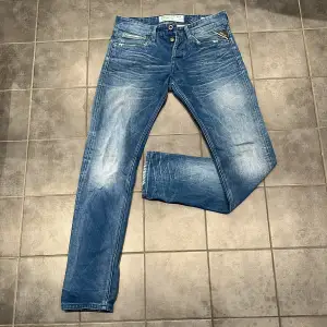 Säljer ett par otroligt fina replay jeans | strl 32:34 | fin blå färg | skriv för mer bilder (bär dem) | ej några defekter | köpta i februari | skick 9/10 | pris kan diskuteras! | skriv gärna vid frågor | mvh bc//
