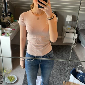 T-shirt  - Söt Basic ljusrosa T-shirt 💗 säljer då jag ej använder, storlek 140 men passar mig med XS💕