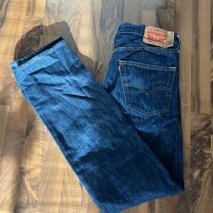 Levi’s 501 jeans - Snygga blå jeans av den populära modellen 501. Skicket på jeansen är 7.5/10. Hör av dig vid frågor!