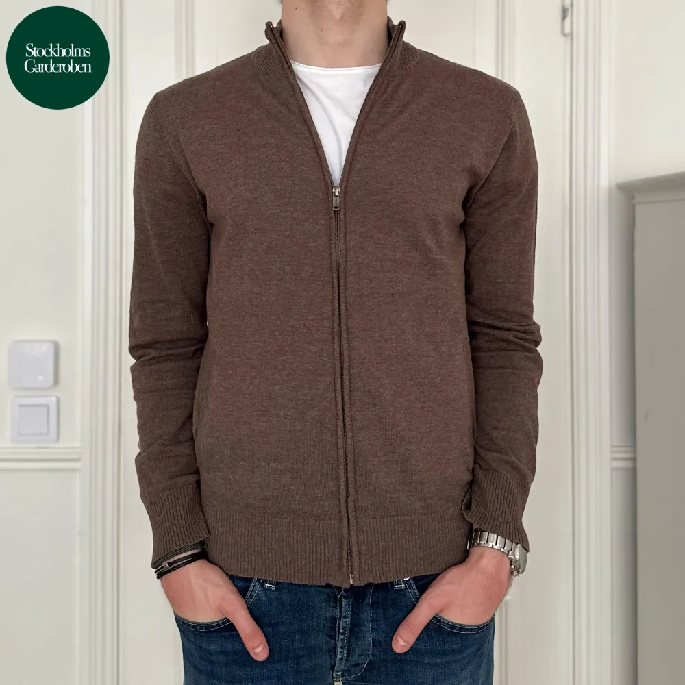 Fullzip från Lodan | Storlek: M - Skicket på zip-tröjan är väldigt bra utan defekter - Vårat pris: 249kr - Modellen är 187cm och väger 80kg. . Tröjor & Koftor.