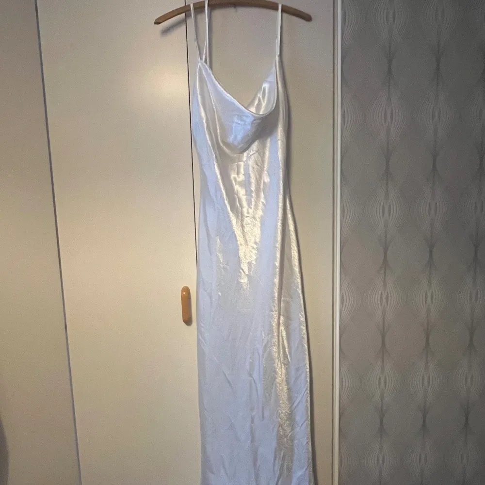 Jätte fin lång vit satin klänning , aldrig använd!!! . Klänningar.