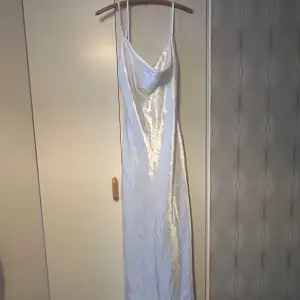 Jätte fin lång vit satin klänning , aldrig använd!!! 