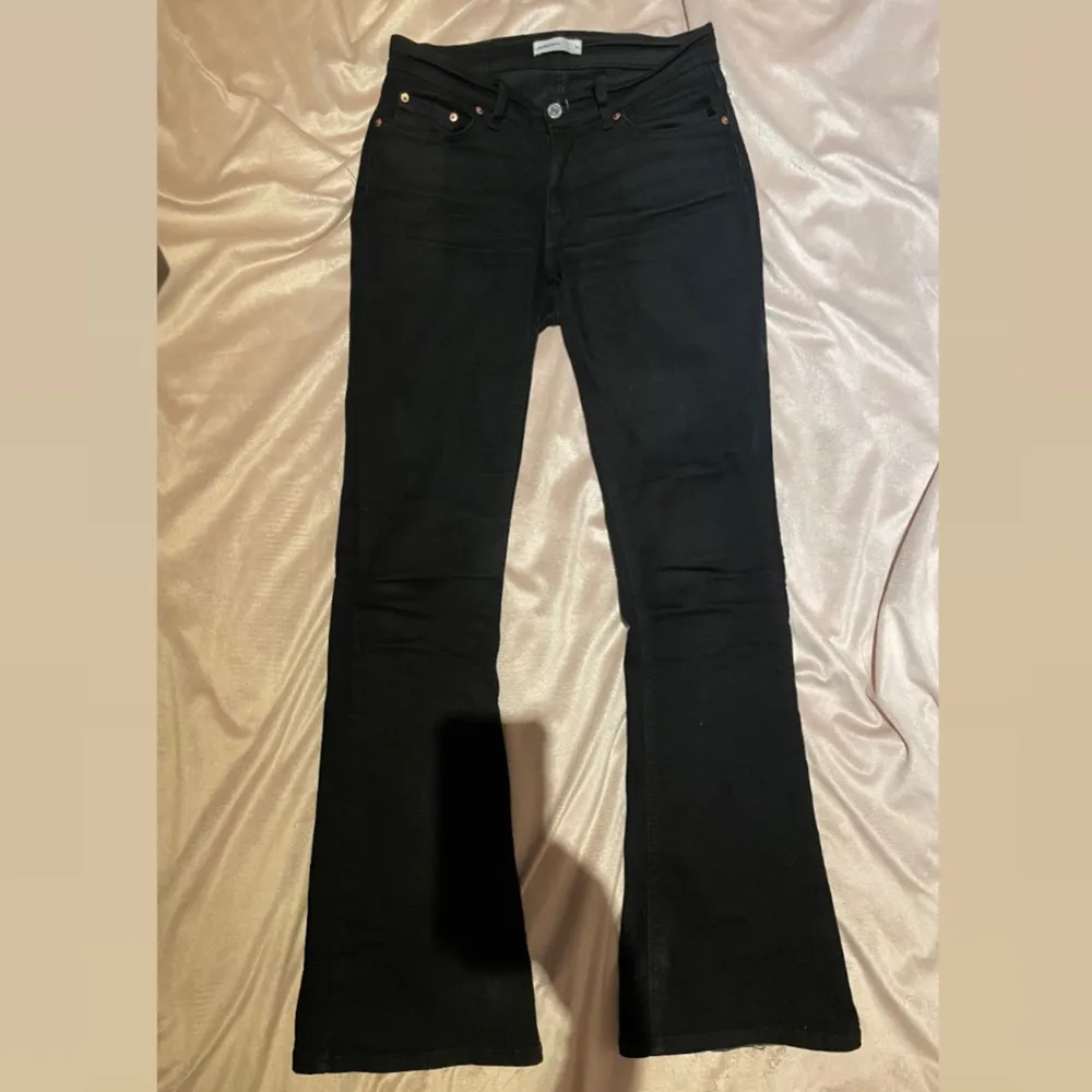 Svarta low waist bootcut jeans från Ginatricot!😍 Säljer dessa eftersom de sitter lite tajt i midjan!! Ordinarie pris är 500kr men säljer för 300😍💗. Jeans & Byxor.