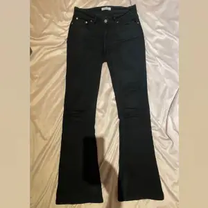 Svarta low waist bootcut jeans från Ginatricot!😍 Säljer dessa eftersom de sitter lite tajt i midjan!! Ordinarie pris är 500kr men säljer för 300😍💗
