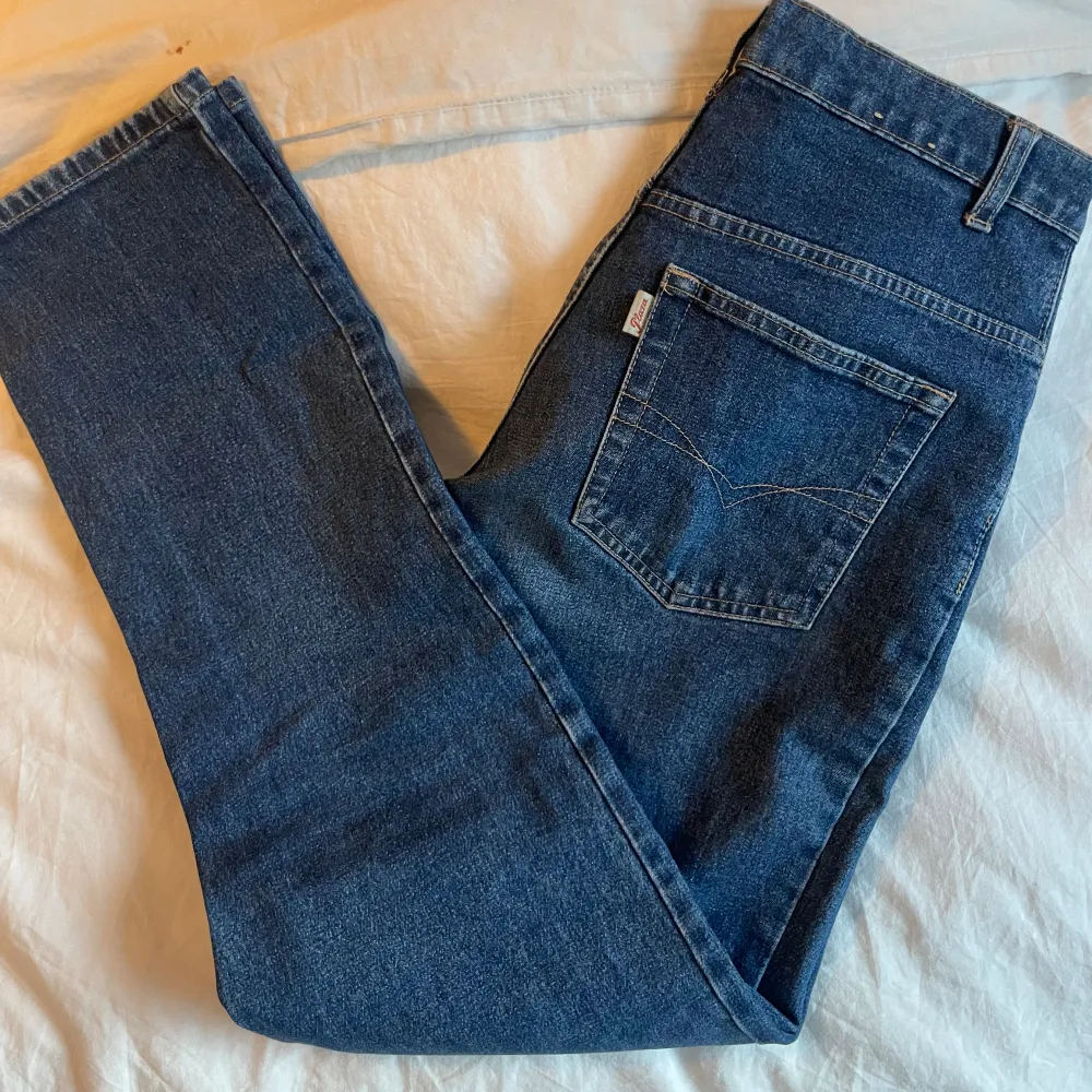 Raka mörkblåa jeans med mellan/hög midja av märket Plaza Jeans! . Jeans & Byxor.