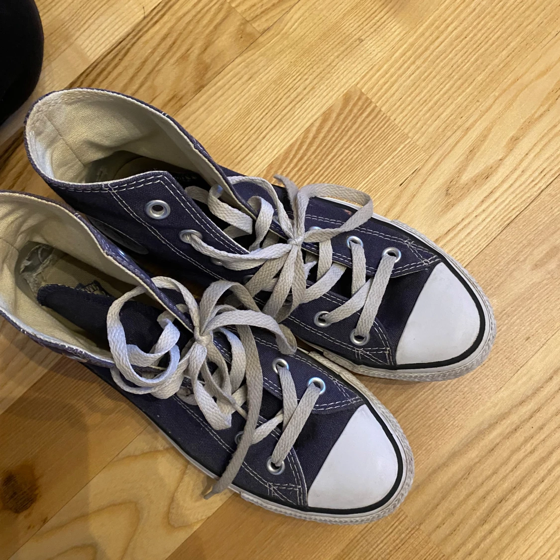 Marinblåa converse !   - 90