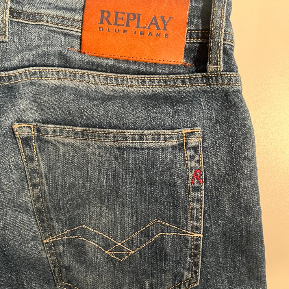 Hej! Säljer dessa trendiga replay jeansen. Modell: grover! Dem är knappast använda, mycket bra skick 9-9,5/10. Skriv till mig för fler bilder eller frågor. Pris ej hugget i sten💯. Jeans & Byxor.