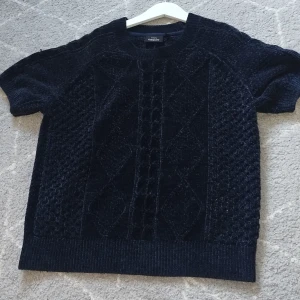 Kortärmad fluffig tröja - Jag säljer denna tröjan från Kappahl i storlek S. Den är i nyskick och har inga defekter. Den är mörkblå, syns mer i verkligheten. Pris är diskuterbart vid snabb affär. Skriv till mig privat om ni har frågor.