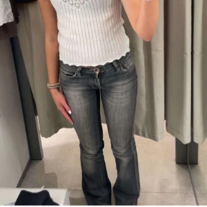 Lågmidjade bootcut jeans - Super snygga bootcut jeans köpta på plick men tyvärr för små för mig! Hittar ingen storlek men skulle säga XS. De va ett hål mellan benen men jag har sytt igen det (bild 3), skriv för fler bilder eller frågor 💕